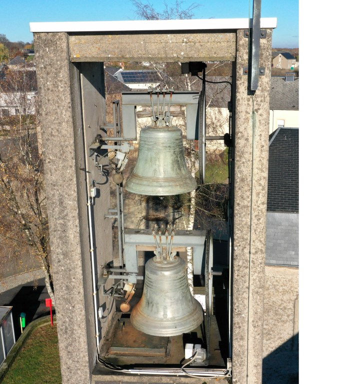 Les deux cloches en haut du campanile (photo par drone)